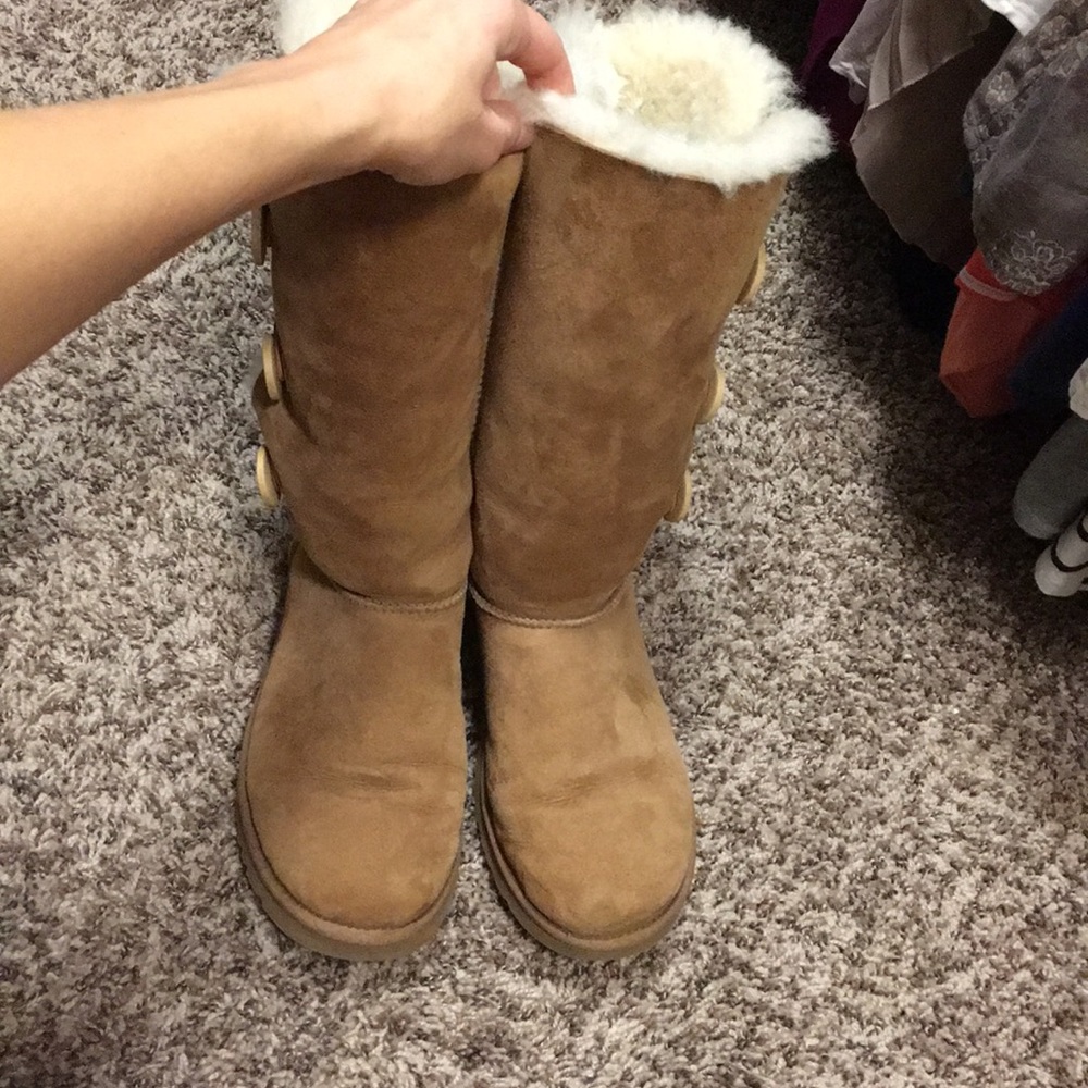 Women’s 8 UGGs chestnut bailey button triplet